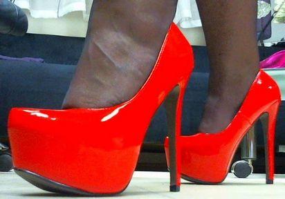 Wonita High Heels, Sklave gesucht, Straps, Struempfe, Stiefel, Highheels, strenge Herrin, Sklavenausbilung, Fussfetish, Zehen lecken